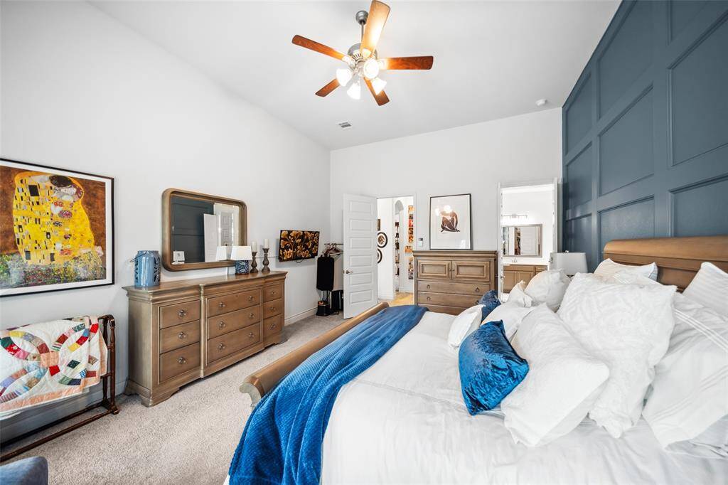 Primary bedroom large enough for hold big furniture