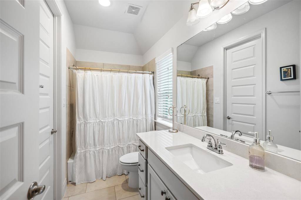 Full bathroom attached to bedroom 4