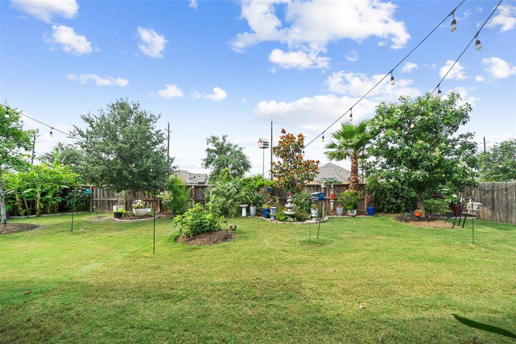 Another view of this stunning backyard