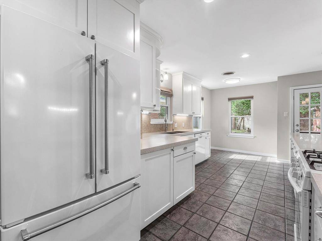Bright and spacious kitchen with a charming breakfast area, perfect for morning gatherings.