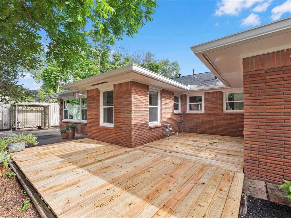Brand-new deck perfect for entertaining.