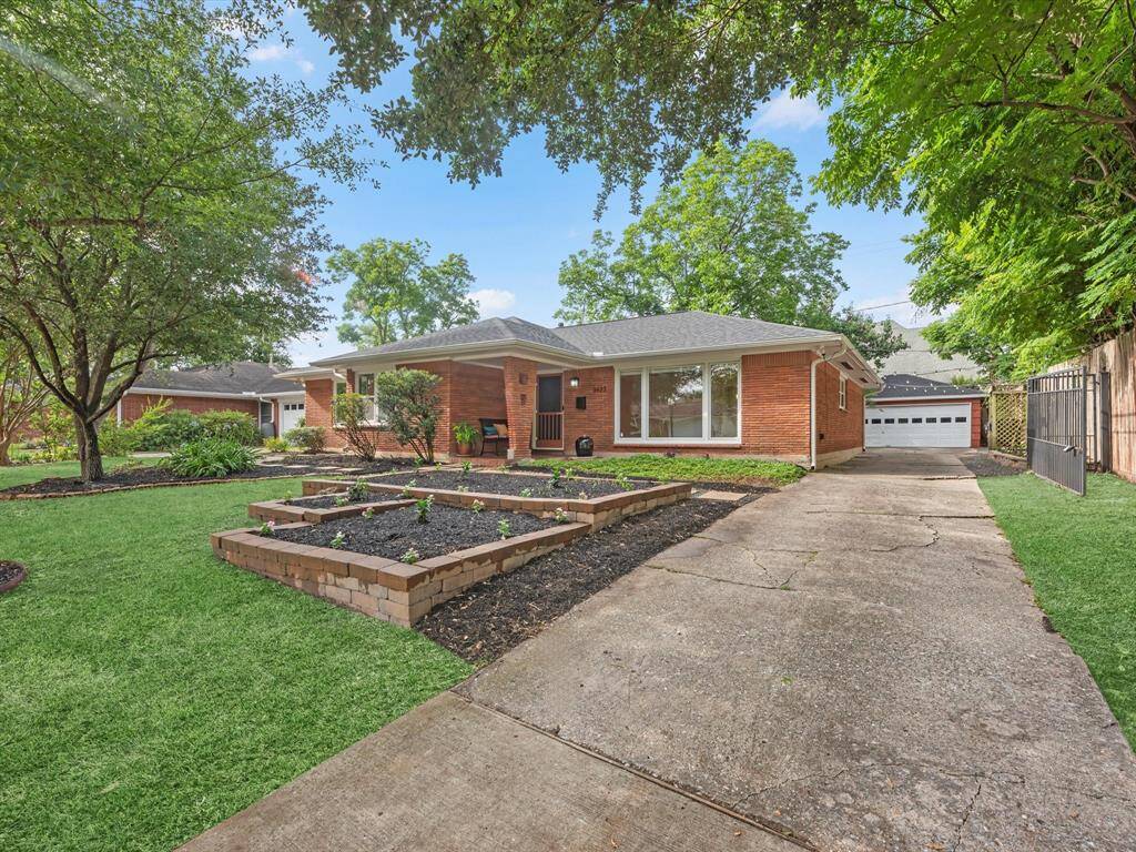 Expansive front yard perfect for your landscaping dreams!