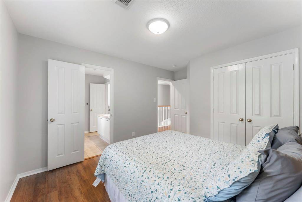 Secondary bedroom.