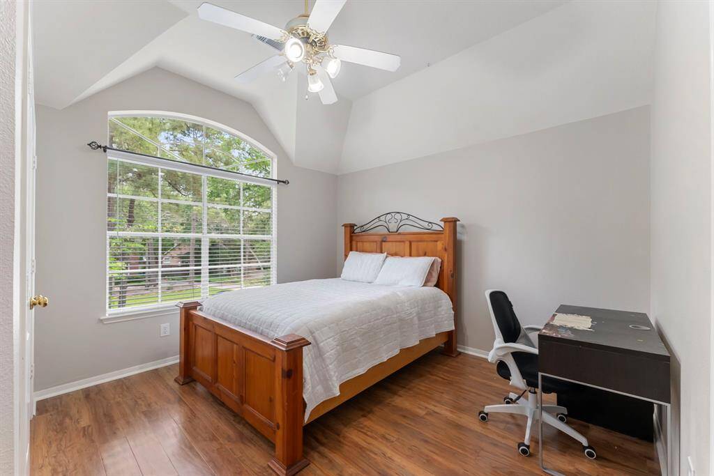 Secondary bedroom.