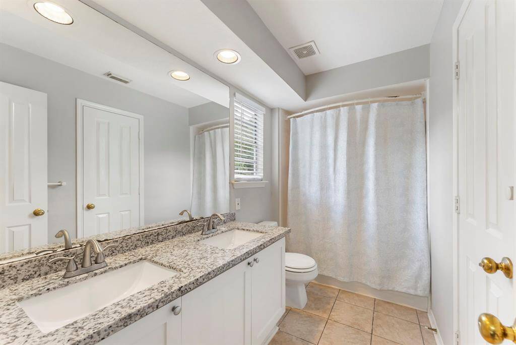 Secondary bathroom.