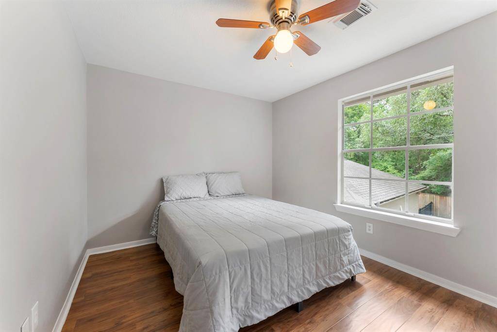 Secondary bedroom.