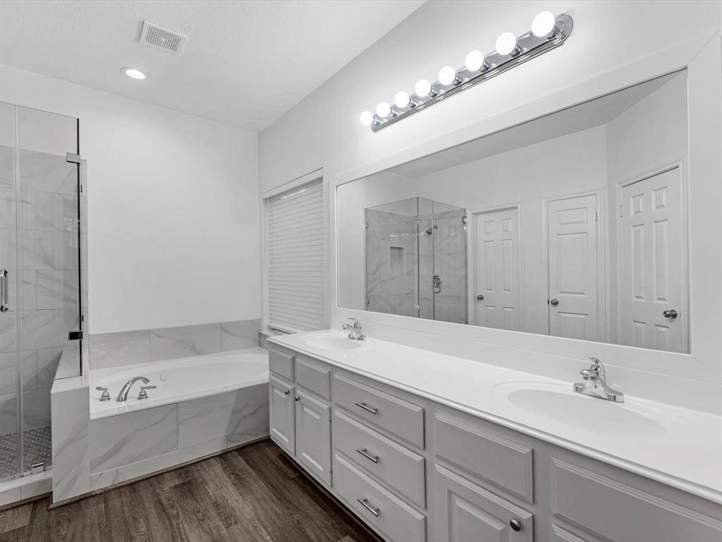 Master Bath w/ Double Sinks