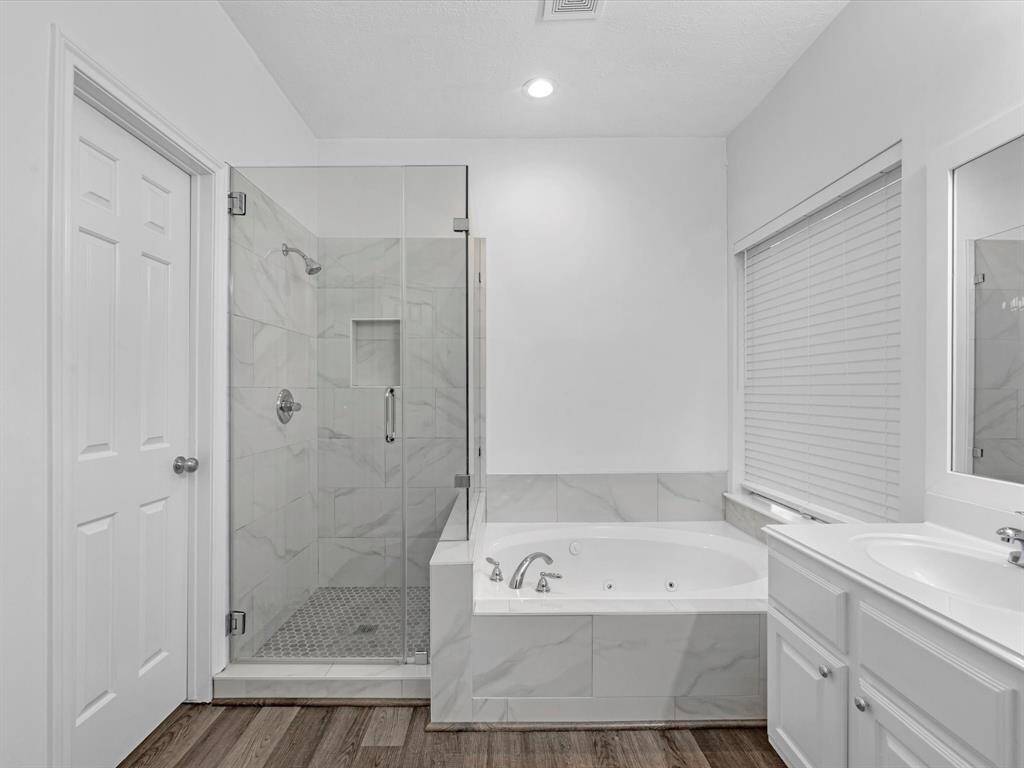 Master Bath Jetted Tub/Walk in Shower