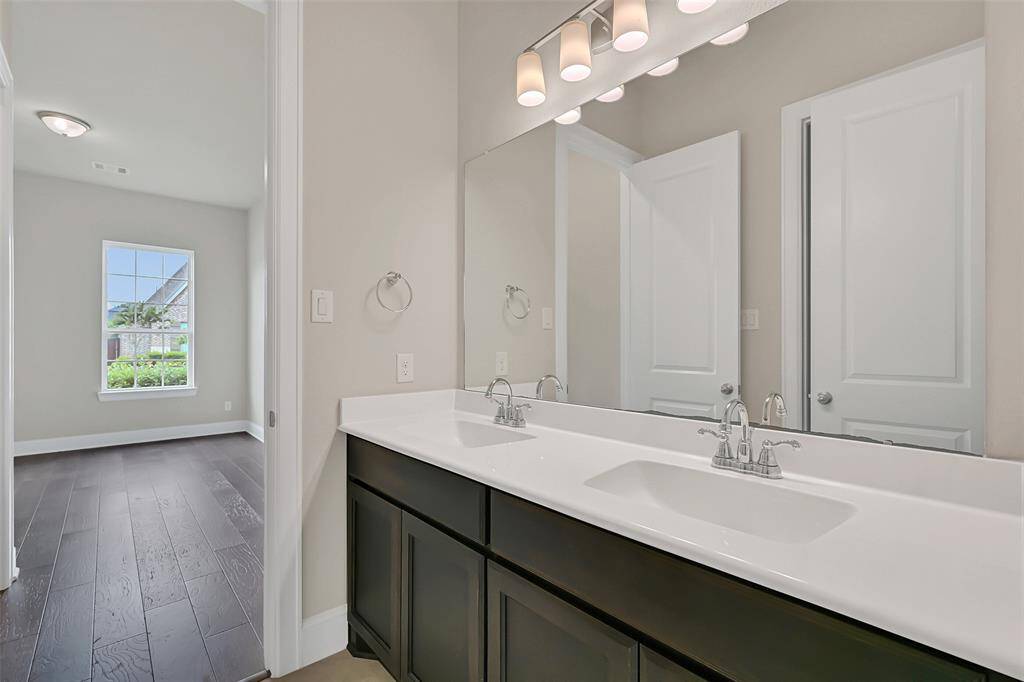 This is a Hollywood Bath Between Two of the Bedrooms. Double Sinks and Nice Plumbing Fixtures! This Home is in Like-New Condition and Unbelieveably Clean. Ready for Immediate Move-In!