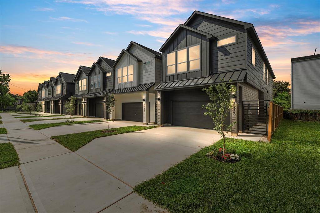 Admire a beautiful facade, featuring a choice of three elegant modern colors. This stunning exterior not only enhances curb appeal but also allows you to select the perfect hue to complement your style