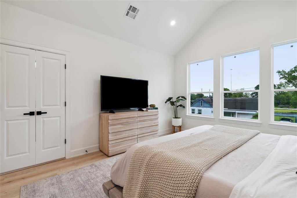 With its ample size and peaceful ambiance, this space offers the perfect retreat for relaxation after a long day. Embrace tranquility in a setting designed for comfort and unwinding.