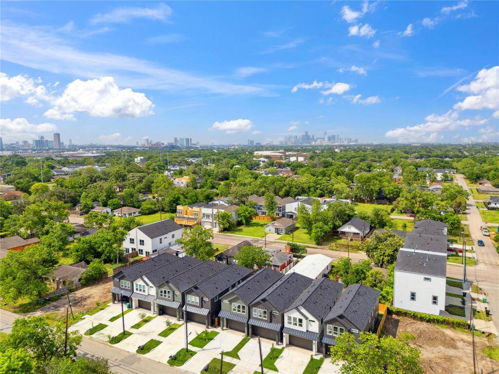 Located in South Union, just minutes for Downtown, The Medical Center and Hermann Park
