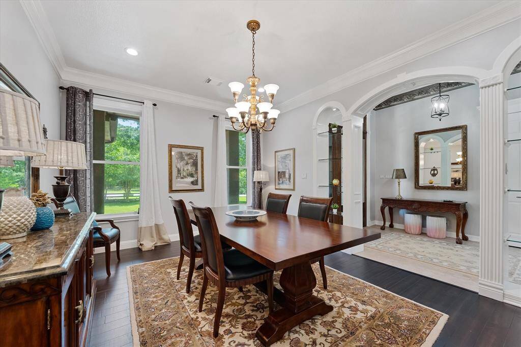 Formal Dining area has a butlers pantry pass through off kitchen or enter from foyer