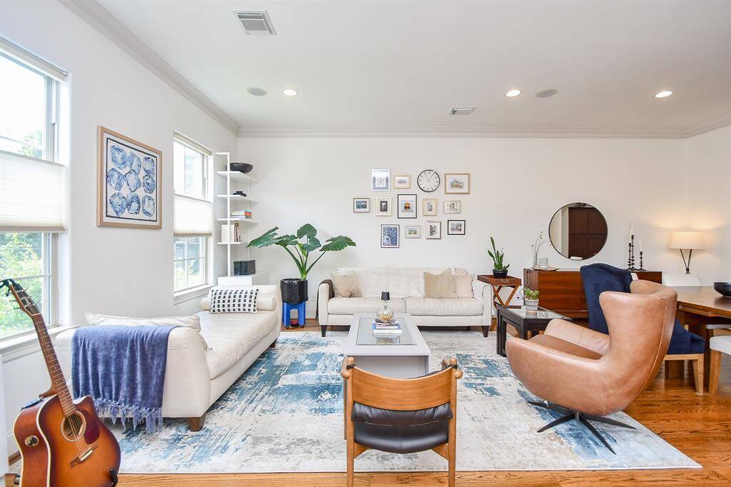 Loads of natural light flooding into the living room with adjustable shades on the windows.