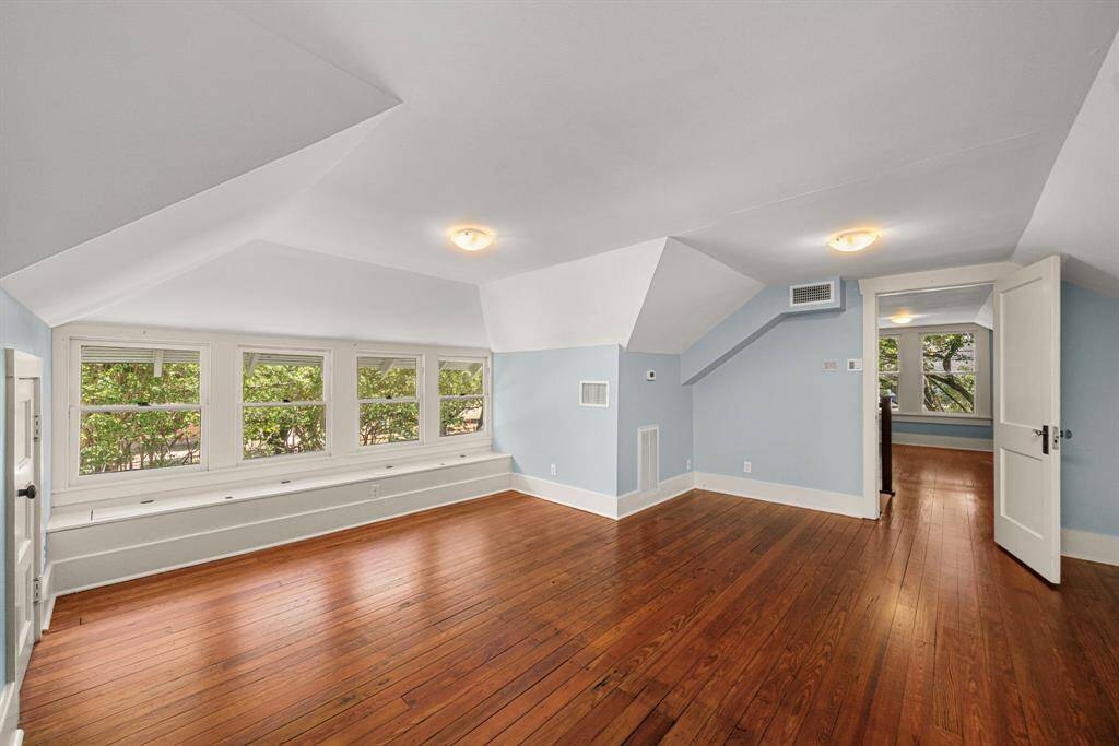 Upstairs bedroom, beautiful built-in seating bench.