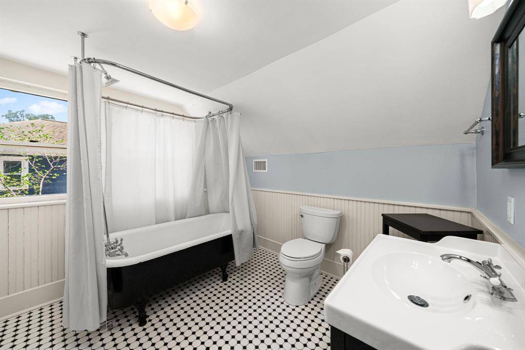 Upstairs ensuite bathroom.