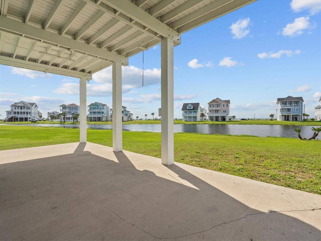 Extensive 1st floor covered patio