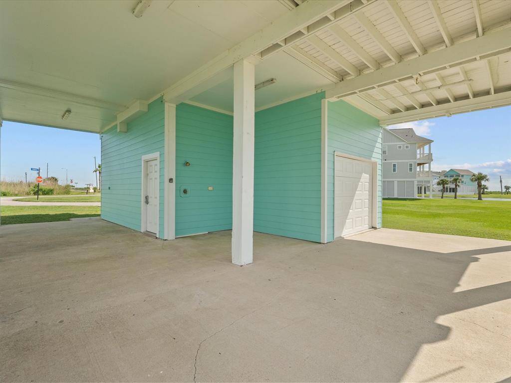 Garage opens from both sides