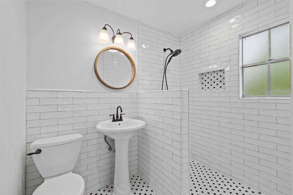 Garage Apt--Full Bathroom