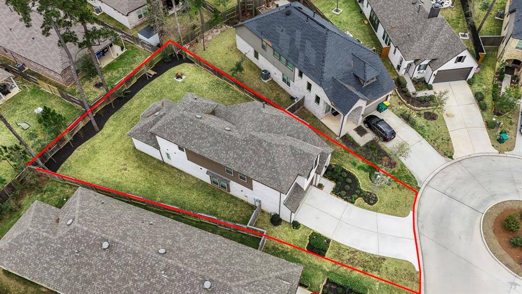 This aerial view showcases the impressive lot size and the home’s prime cul-de-sac location. The expansive yard offers plenty of privacy and space for outdoor activities, while the quiet cul-de-sac provides a peaceful setting. This unique positioning adds to the overall appeal of the property, offering both room to grow and a sense of community.