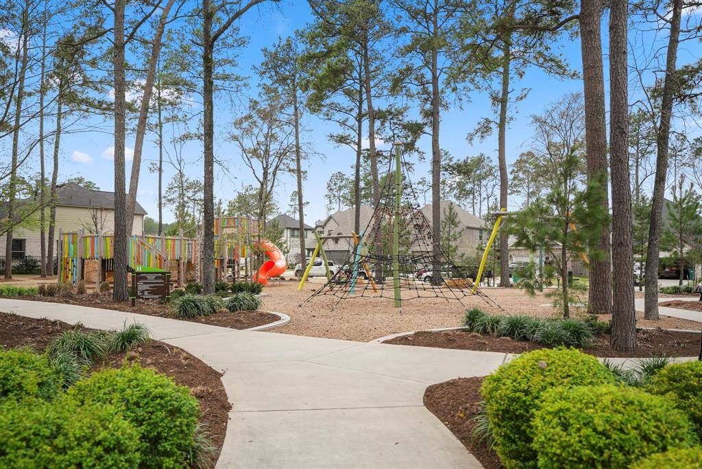 At the end of the street, you’ll find one of the many neighborhood parks in The Woodlands Hills, just a short walk away. This park offers residents a great place to relax, enjoy outdoor activities, and take in the natural beauty of the community. With multiple parks throughout the area, outdoor enjoyment is just around the corner!