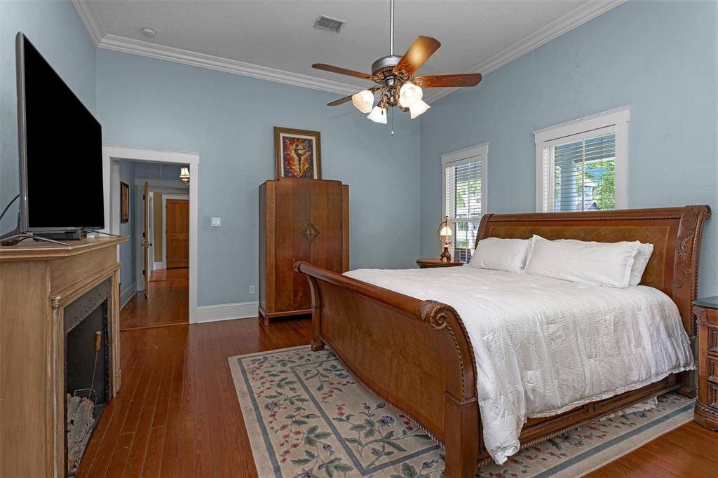 Plenty of space for the biggest of furniture! The fireplace is not permanent.