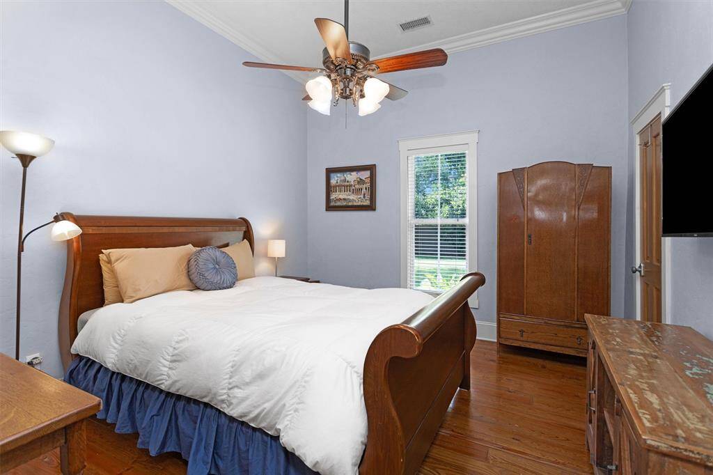 The second guest suite has plenty of space for your guest.