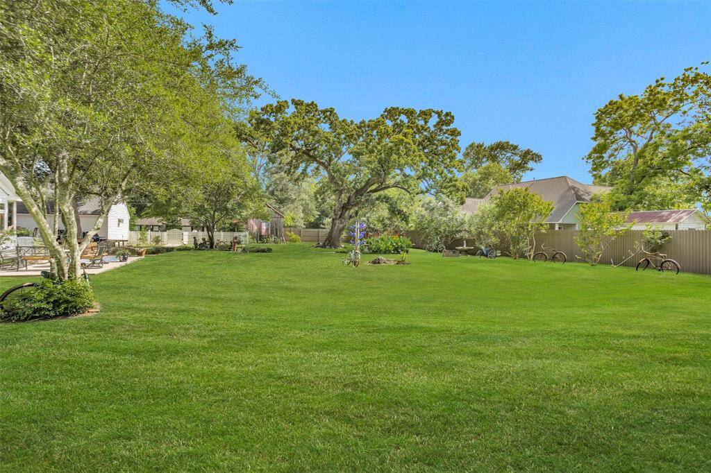 A lifetime fence surrounds the entire back property.