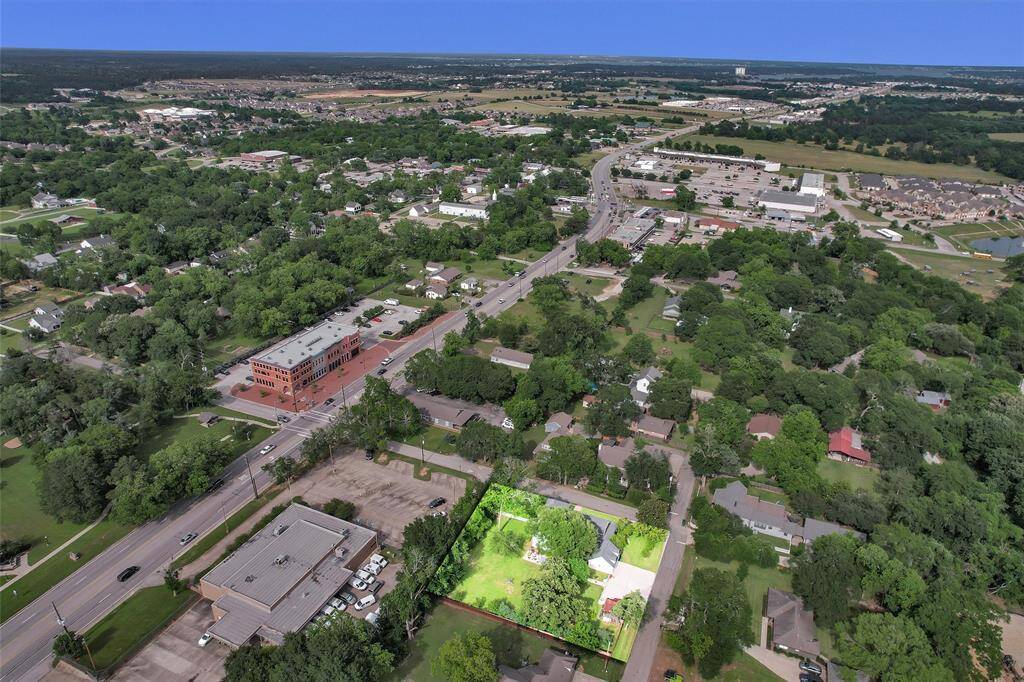 Located within walking distances to all of what downtown Montgomery has to offer!