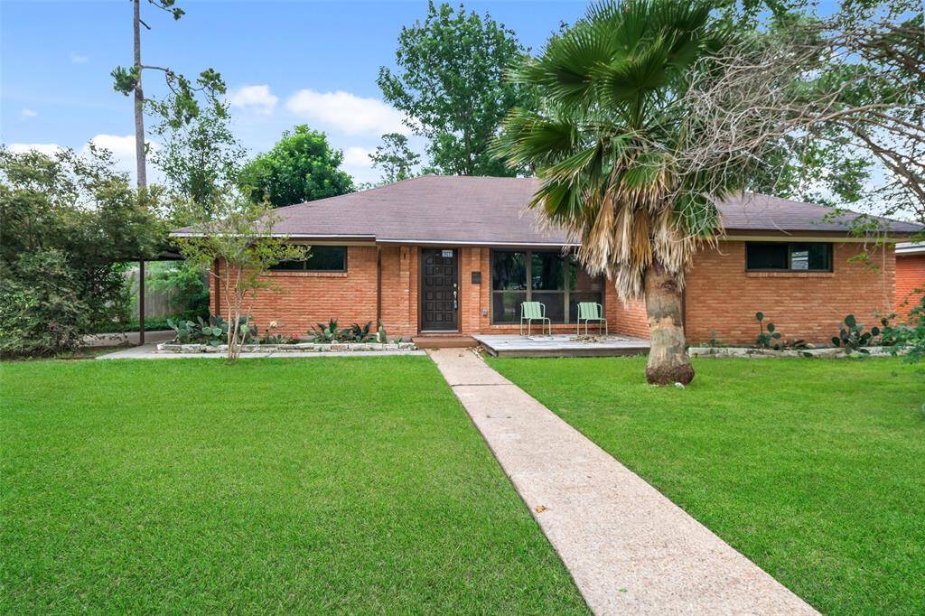 This move-in ready, all-brick home sits on a spacious 10,708 sqft corner lot! Interior renovations in 2021 include PEX plumbing, a beautifully updated kitchen and bathrooms, tile flooring, water heater, AC condenser, and stainless steel appliances. Double-paned windows provide energy efficiency and comfort. In 2023, the underslab plumbing was rerouted, and the main line to the city was replaced. Enjoy peace of mind with these updates and the perfect blend of charm and modern convenience!