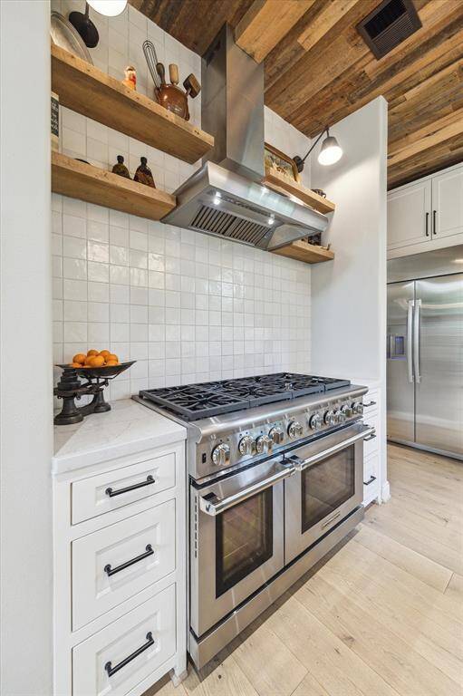 This 8 burner gas powered range features a high powered vent and double oven for all of your cooking and baking needs. The back wall is covered in beautiful perla tile that reaches to the ceiling.