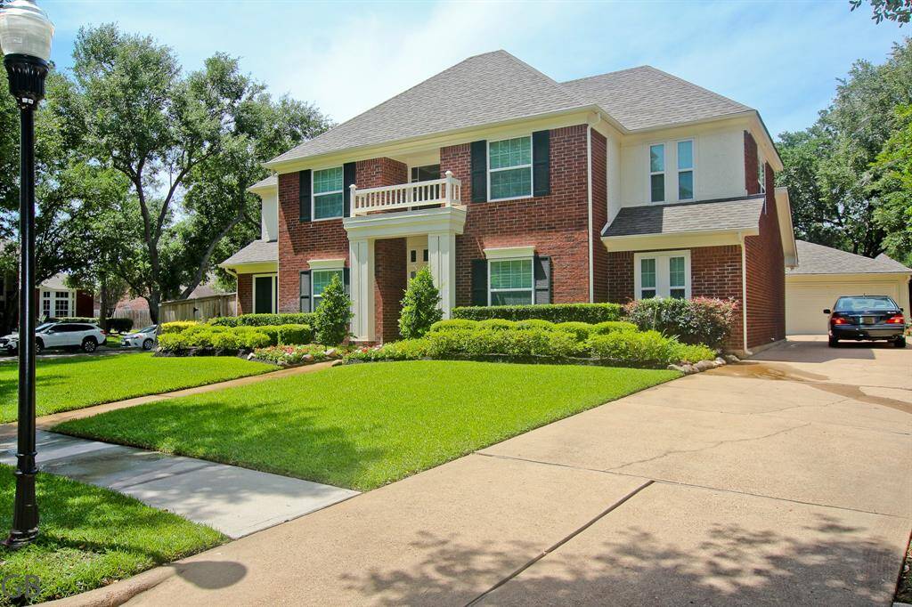 This manicured lawn has most definitely had a “Yard of the Month” sign in the past.