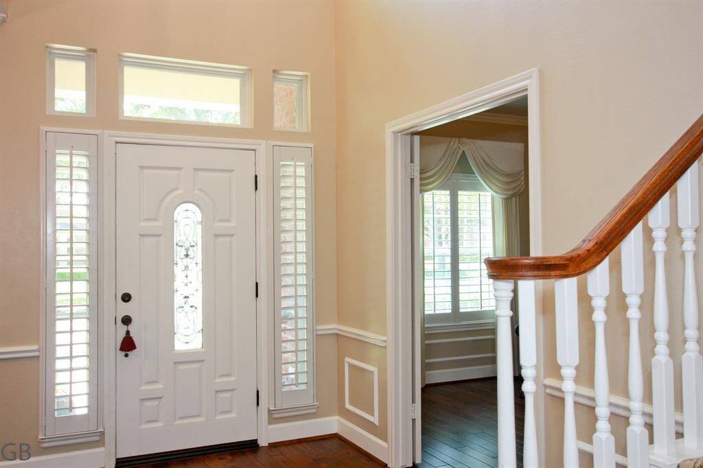 Work from home in this conveniently located office just off the entrance.