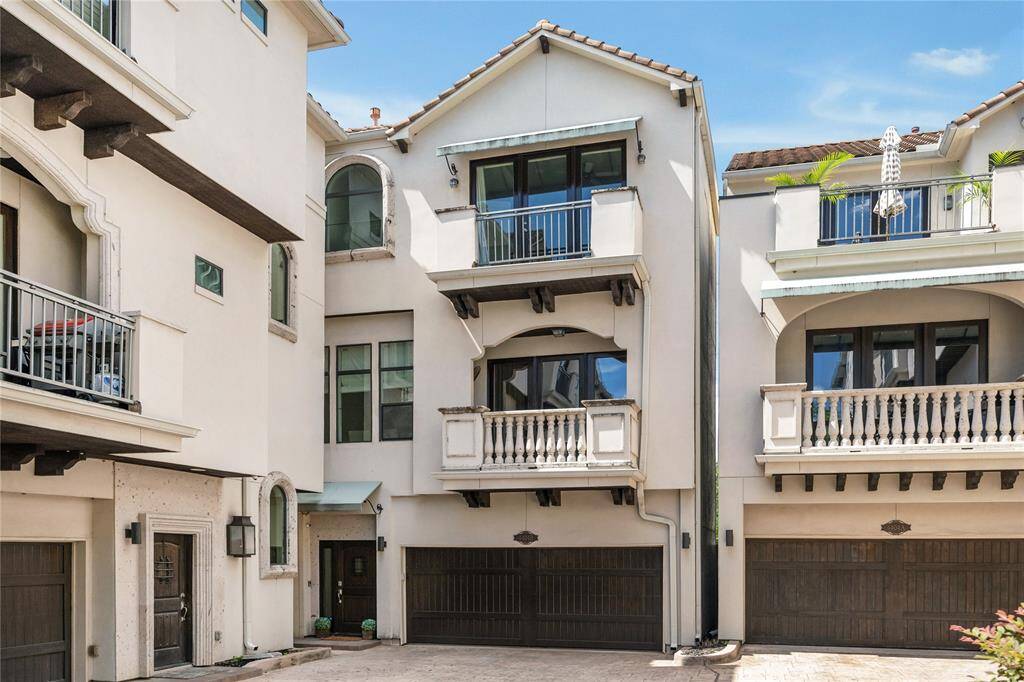Welcome to 4404 Dickson (B), an exceptional Rice Military townhome with great views!