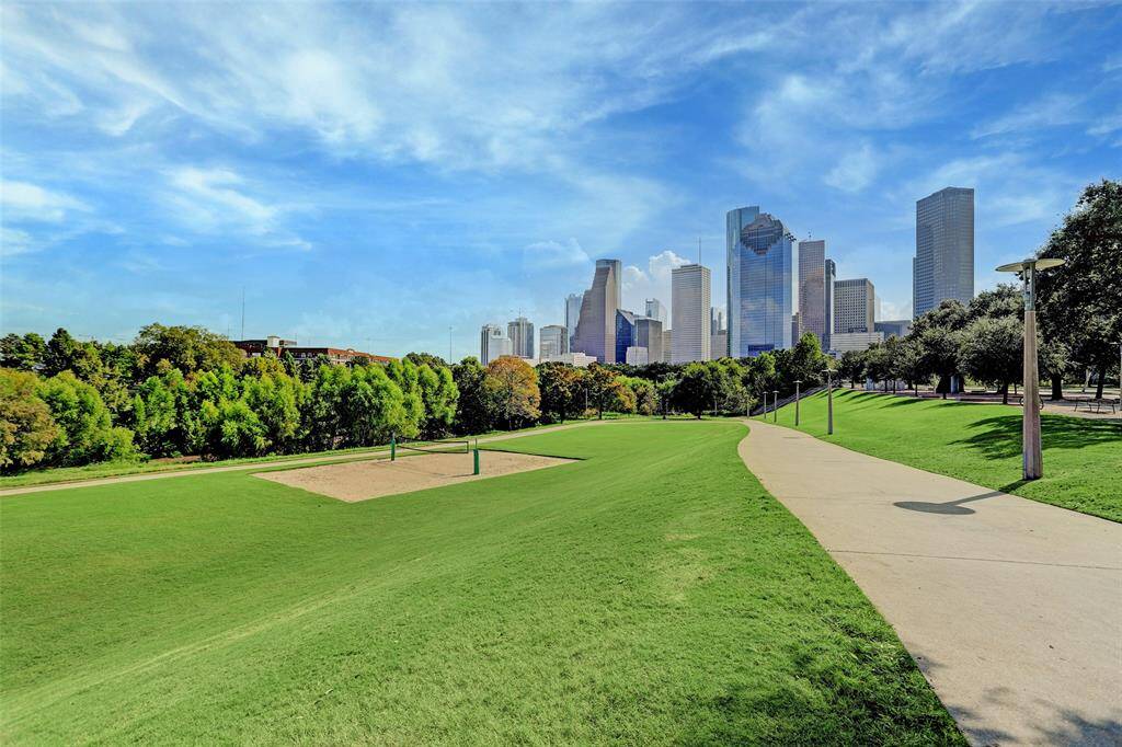 4404 Dickson enjoys an amazing location given its proximity to Buffalo Bayou.  Want to cycle to work downtown?  Love running?   Off road trails are minutes away,