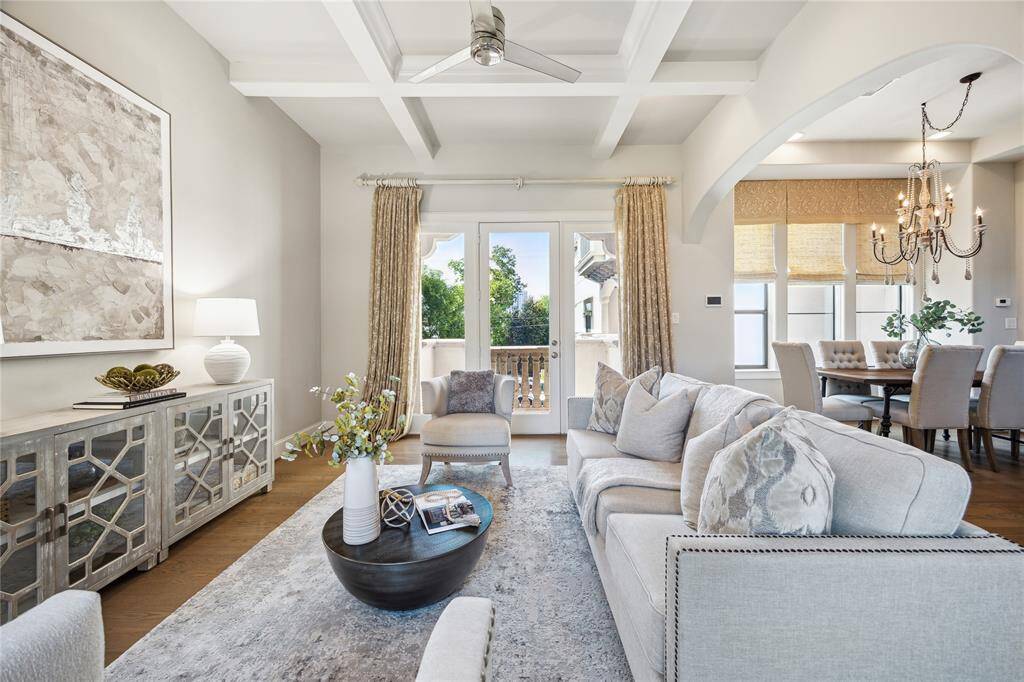 Note the leafy green views out of the living room window.