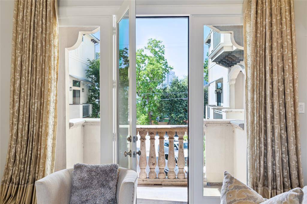 Fling open the balcony doors on a spring day or summer evening with wonderful views across to Buffalo Bayou.