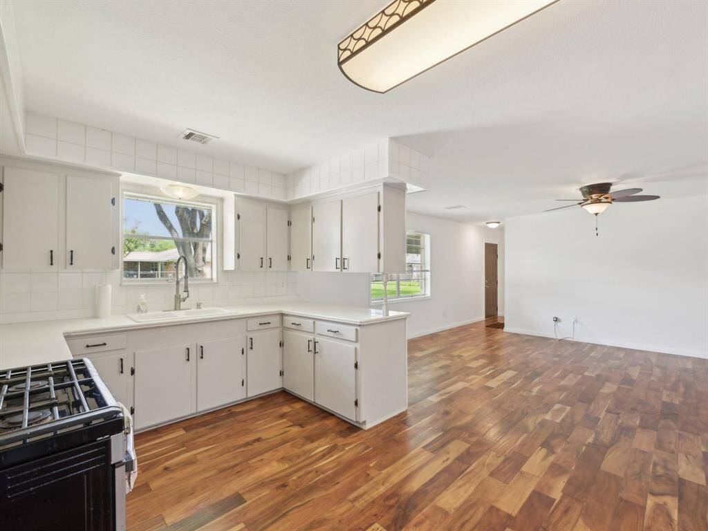 This Kitchen also features a tiled backsplash.