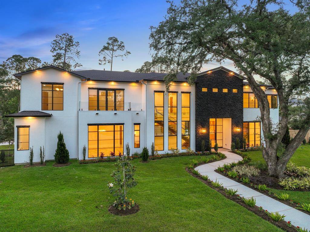 Turnkey luxury awaits in this brand-new Memorial Villages modern masterpiece featuring an expansive layout, premium finishes, six ensuite bedrooms, deluxe outdoor space and an elevator.