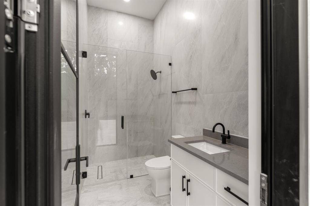 No more wet feet in the house thanks to a dedicated pool bathroom with a shower, commode and vanity.