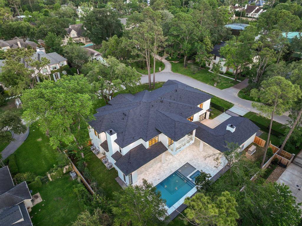 This outstanding Piney Point Village showplace is close to Memorial City Mall, the Houston Country Club and award-winning Spring Branch ISD schools.
