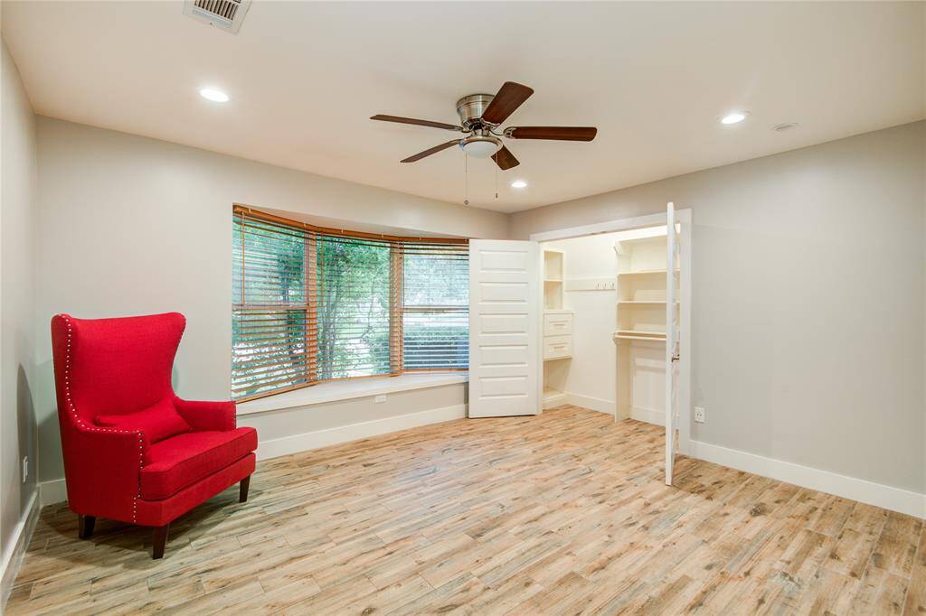 1st Bedroom w/ bay window