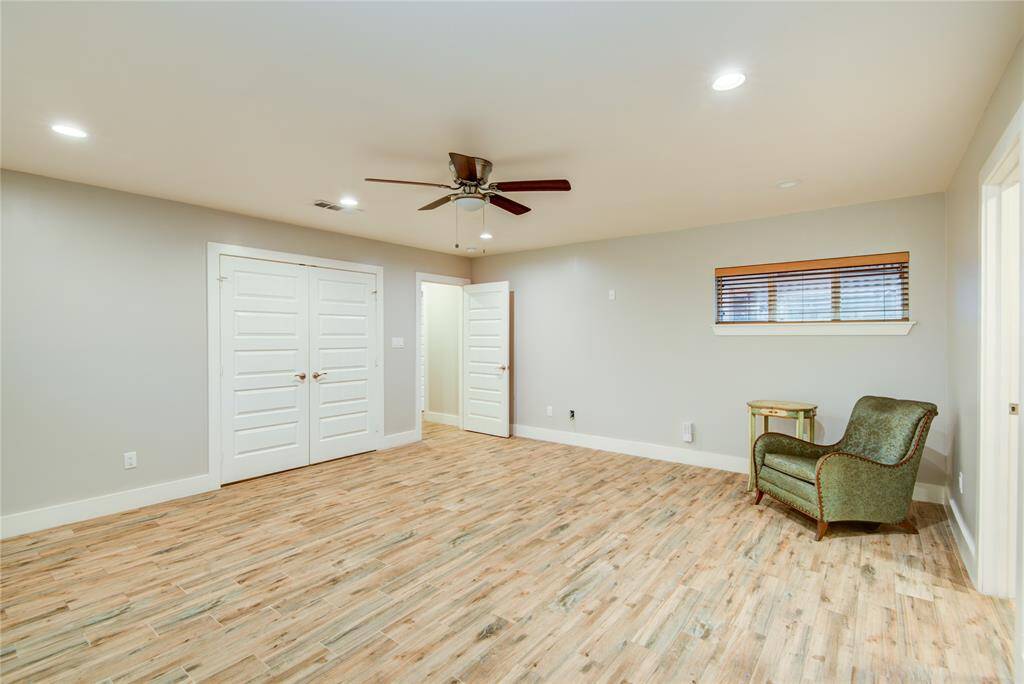 2 closets in primary & en suite