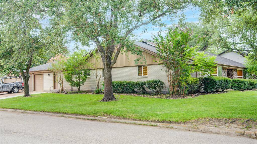 Corner lot is 11,372 sq feet & house is 3,524 sq feet