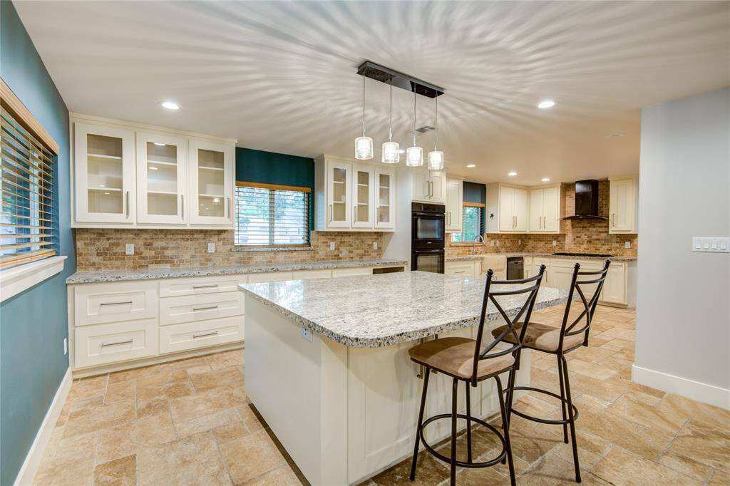 Oversized kitchen w/ double oven & so much storage