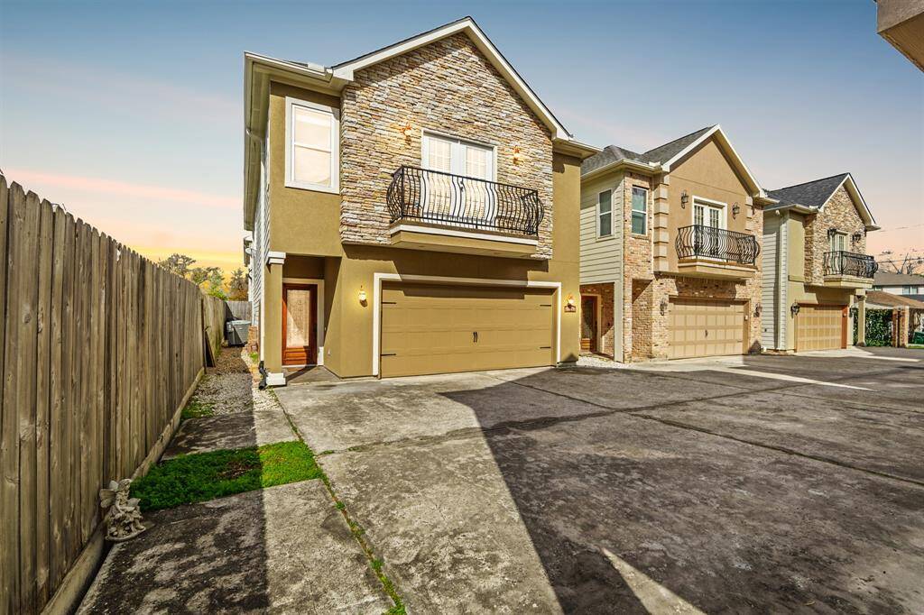 Welcome to 4609 Sharman Street. This 2-story home offers 2,214 sqft of living space, 3 bedrooms, 2 1/2 bathrooms, and a 2-car garage.
