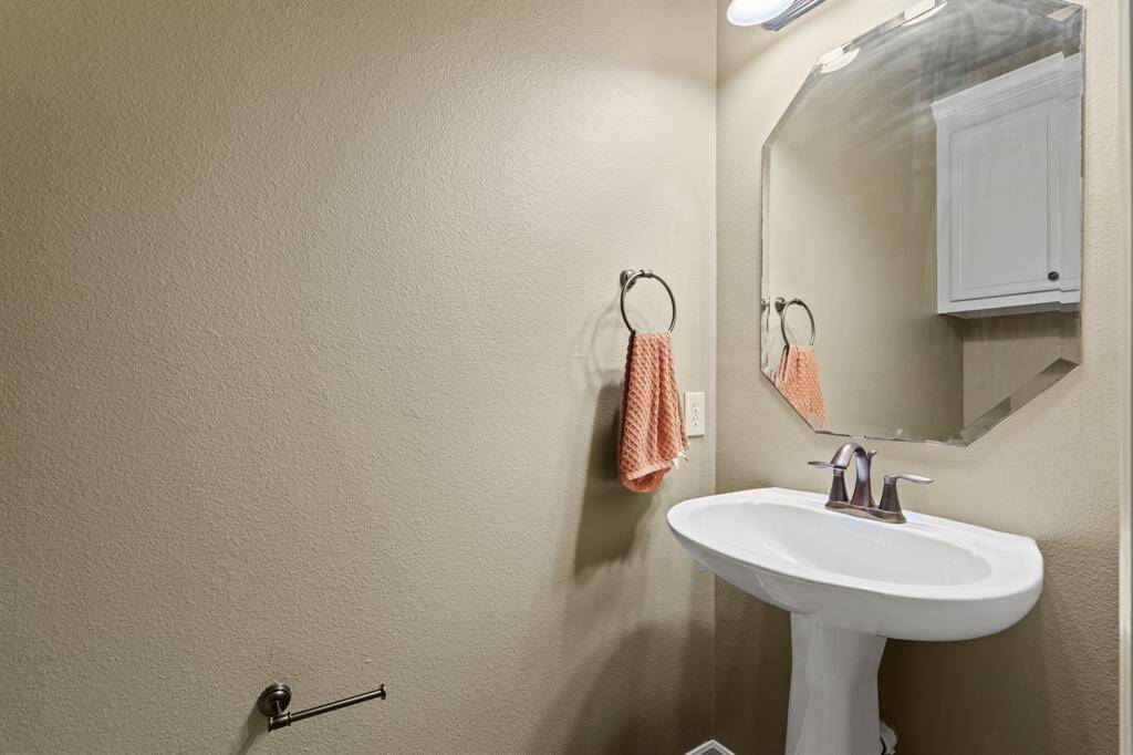 Well-appointed half bathroom ideal for family, friends, and guests.