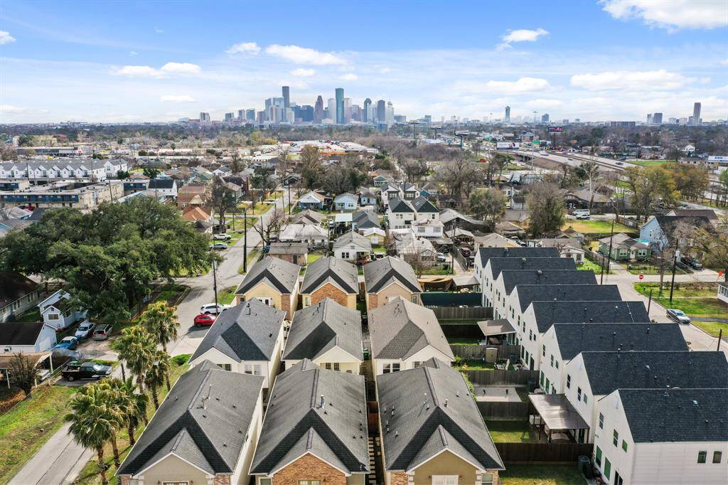 Just 10 Minutes from The Heights, Downtown, Montrose, and River Oaks with all of their amazing restaurants, bars, and amenities.