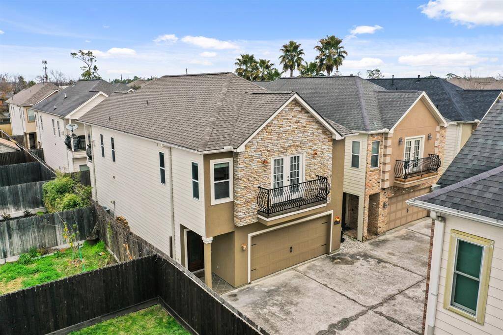 Gated community, new roof installed recently!