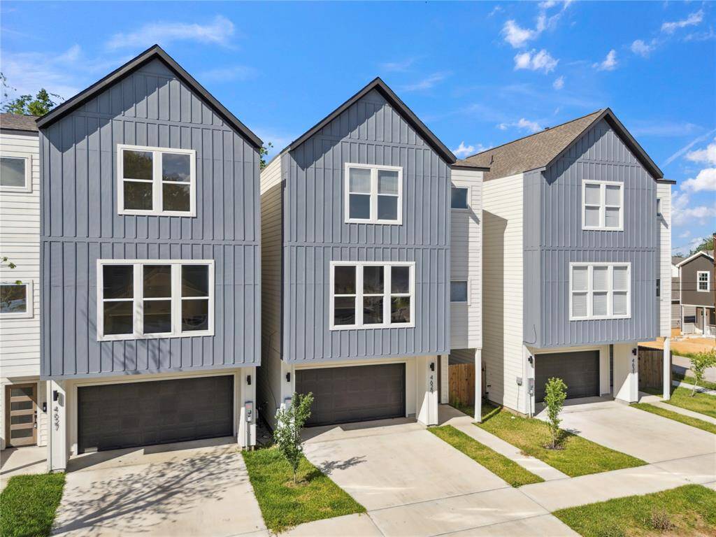 Modern farmhouse in South Union, just minutes from Downtown, NRG Stadium, and the Medical Center. A perfect blend of charm and convenience in a rapidly growing area